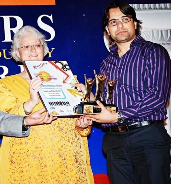 Sandeep Maheshwari Receiving Star Youth Achiever Award