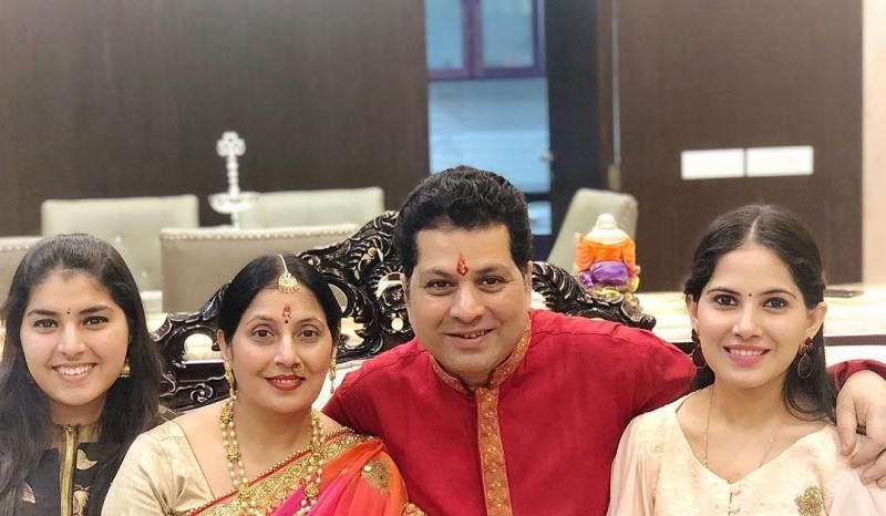 Jaya-Kishori-with-her-family
